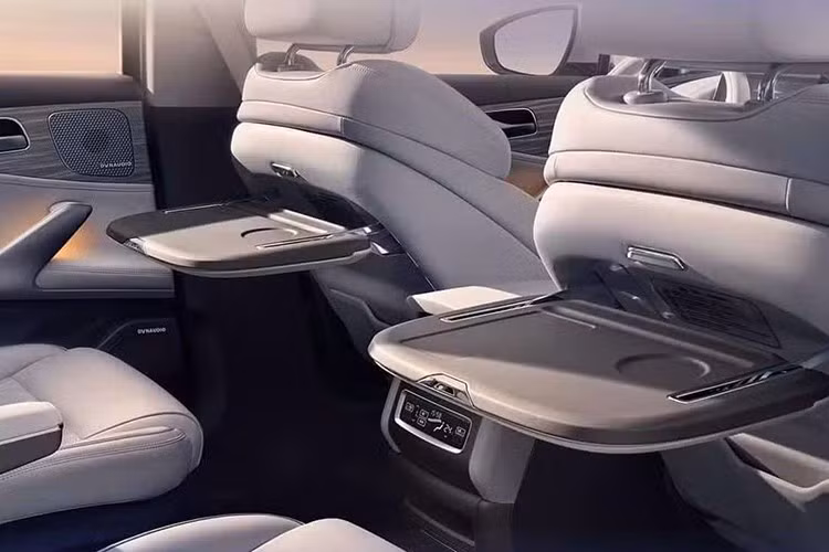 Thông tin ban đầu cho biết BYD Denza N8 2027 sẽ được bán ra với 3 cấu hình hệ truyền động, ít nhất là trong giai đoạn đầu. Hai phiên bản dẫn động cầu sau sử dụng 1 mô-tơ điện có công suất lần lượt 429 mã lực và 496 mã lực. Dù đây đều là những con số rất ấn tượng đối với một mẫu SUV, Denza vẫn phát triển thêm phiên bản đầu bảng sử dụng 3 mô-tơ điện.