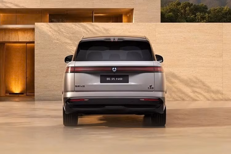 Hàng ghế thứ 3 cũng đã bị loại bỏ, biến BYD Denza N8 mới thành mẫu SUV 5 chỗ. Khách hàng cần cấu hình 3 hàng ghế, 6 chỗ sẽ phải lựa chọn BYD Denza N8L mới ra mắt. Theo thông tin được công bố trên hồ sơ của Bộ Công nghiệp và Công nghệ Thông tin Trung Quốc (MIIT), BYD Denza N8 2027 có kích thước dài x rộng x cao lần lượt 5.150 x 1.999 x 1.820 mm và chiều dài cơ sở 3.075 mm.