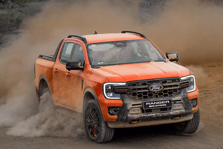 Ford Ranger: 852 xe ﻿Ford Ranger ghi nhận doanh số tháng 6/2026 đạt 852 xe, giảm 237 xe so với tháng 5 và tụt xuống vị trí thứ tám. Mẫu bán tải này hiện có nhiều phiên bản, với giá từ 715 triệu đến 1,039 tỷ đồng, trong khi biến thể Ranger Raptor có giá từ 1,448 tỷ đồng.