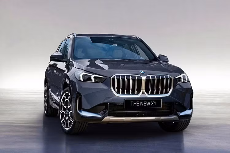 Dựa trên hình ảnh được công bố, BMW X1 sDrive20i được trang bị gói ngoại thất Xline, đi kèm bộ mâm hợp kim 19 inch. Ở thế hệ mới, BMW X1 được làm mới đáng kể về ngoại thất.