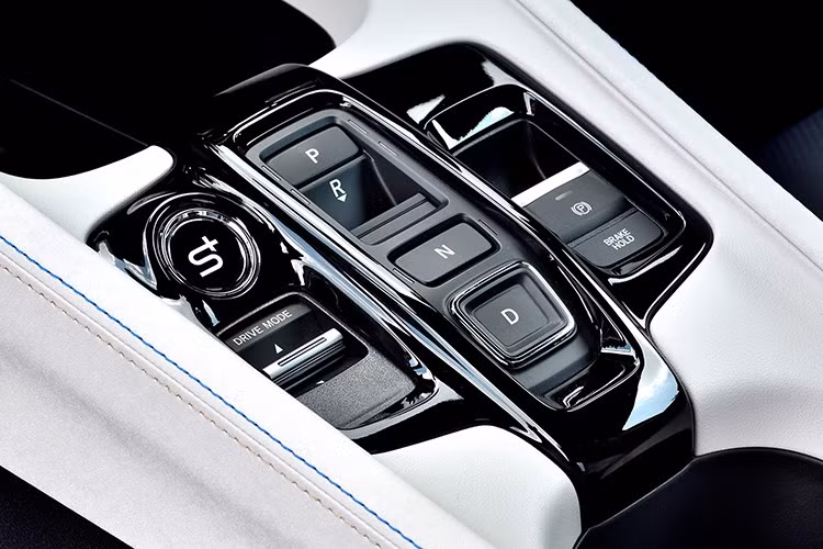 Đi kèm với động cơ là hộp số e-CVT mô phỏng 8 cấp thông qua hệ thống Honda S+ Shift. Xe tích hợp Active Sound Control (ASC) và nhiều chế độ lái khác nhau, bao gồm: Comfort, Sport, GT và Individual.