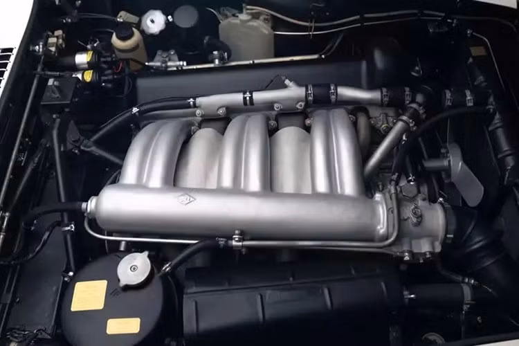 Động cơ Mercedes-Benz M198 là 6 xi lanh thẳng hàng, loại 3.0 lít, dung tích 3.0 lít, làm mát bằng nước , trục cam trên đỉnh. Giống như xe đua Mercedes-Benz M194 , 300 SL đã mượn động cơ M186 hai van mỗi xi-lanh cơ bản từ xe du lịch hạng sang bốn cửa 300 (W186 "Adenauer") thông thường được giới thiệu vào năm 1951.