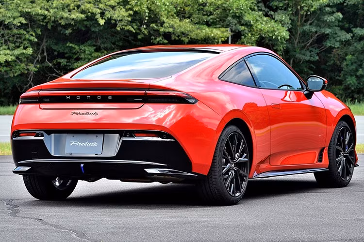 Thân xe Honda Prelude 2026 được thiết kế dạng dập nổi khí động học, tay nắm cửa phẳng, đèn LED dạng cánh và các chi tiết điểm nhấn màu xanh – dấu hiệu nhận biết hệ thống truyền động hybrid.