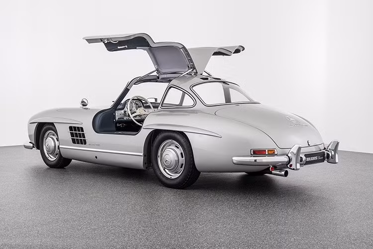 Mercedes-Benz 300 SL Gullwing sở hữu đầu bằng nhôm của M186: đế chéo 30 độ, cho phép van nạp và xả lớn hơn so với khớp nối ngang tiêu chuẩn với khối động cơ.