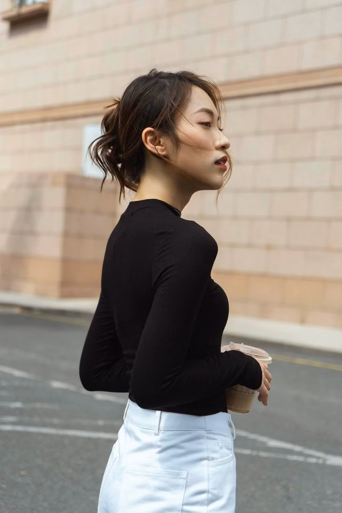 Trái ngược với style "bánh bèo" hay nàng thơ ở trên thì trong hình ảnh này, MC "Đường lê đỉnh Olympia" lại cá tính với áo thun đen mix cùng quần kaki nhẹ nhàng.