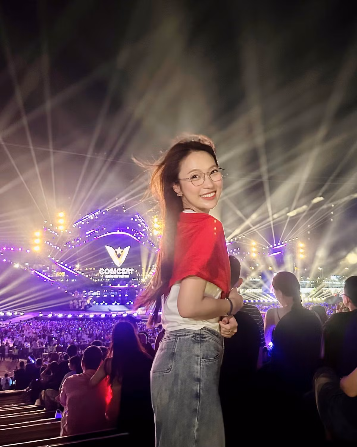 Trong một lần đi "đu" concert, nữ MC quê Nghệ An lại tươi trẻ và đúng tuổi với quần jeans và áo thun năng động.