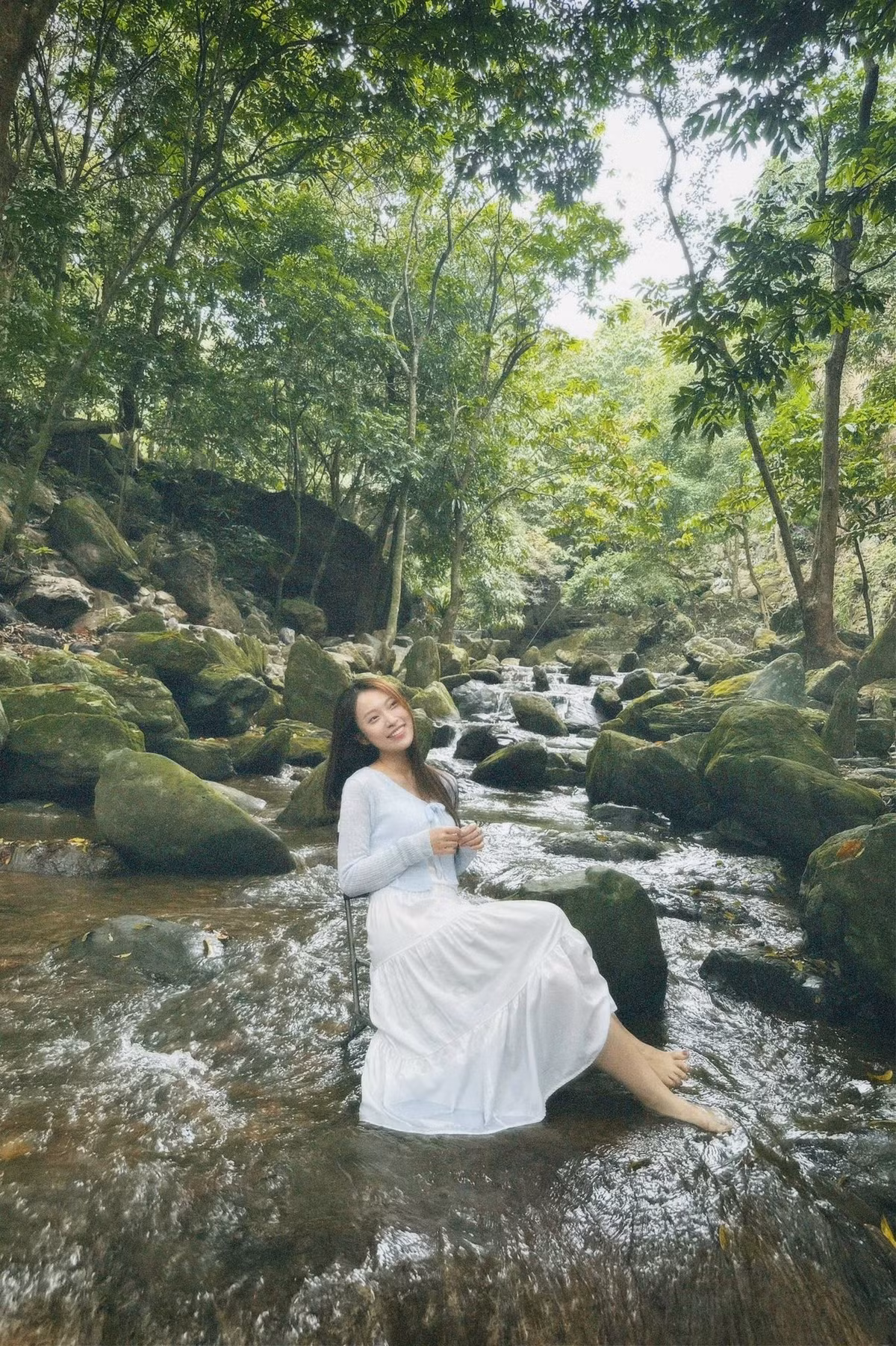 Khánh Vy ở đời thực không ngại diện những bộ đầm hở lưng, khoe nhan sắc yêu kiều cùng bờ vai thon nữ tính. Trong hình cô chọn cho mình một chiếc đầm voan được thiết kế khéo léo khoe được sự gợi cảm của mình.