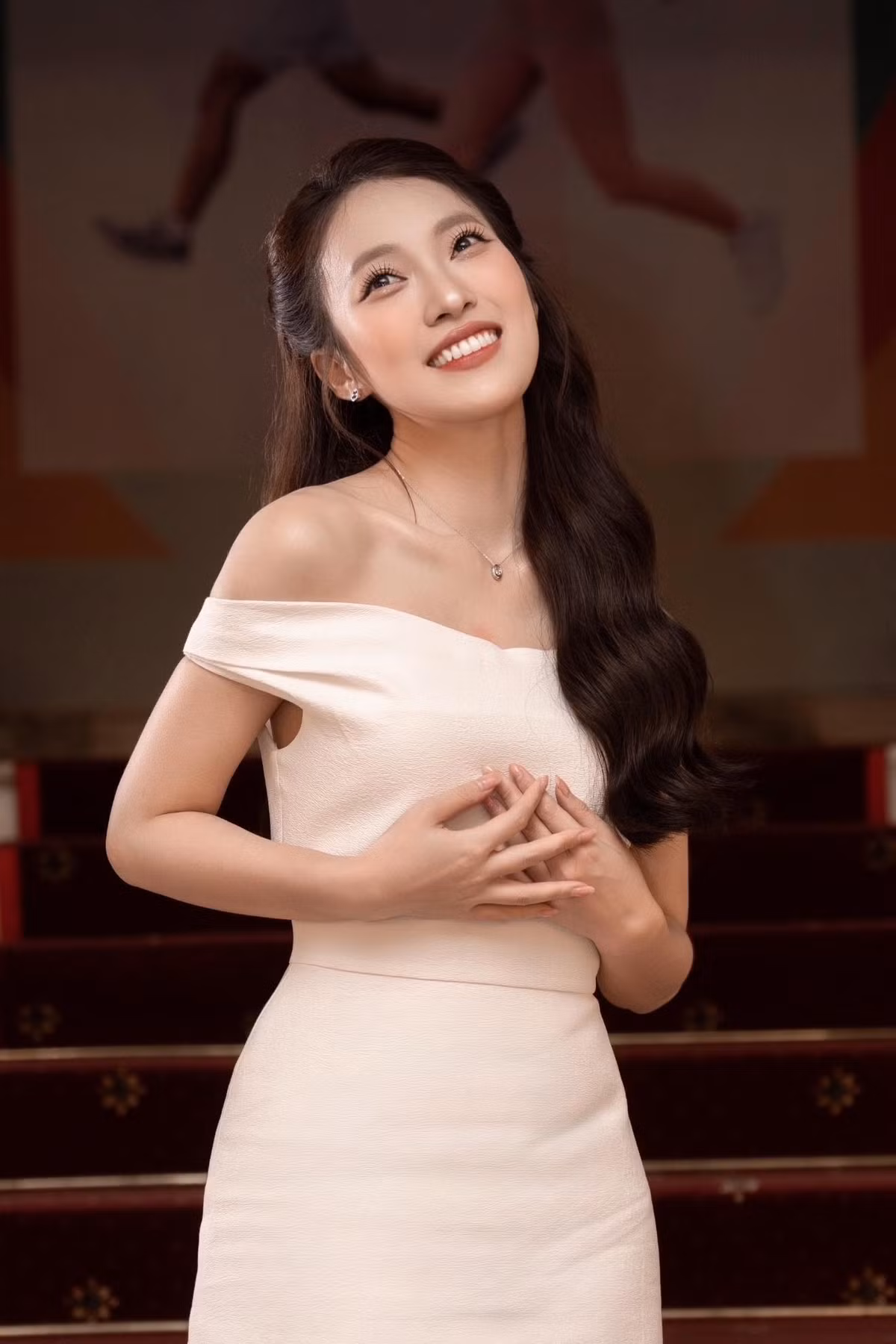 Hoặc cũng có lúc Khánh Vy nền nã với đầm khoe vai gầy mỏng manh.