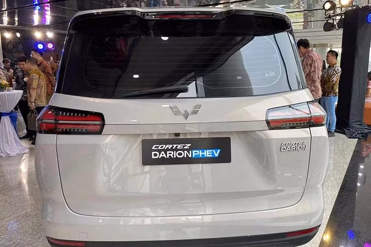 Đáng tiếc là trang bị an toàn của Wuling Darion khá cơ bản với 4 túi khí, camera 360 độ với tính năng gầm trong suốt, hệ thống kiểm soát hành trình, hỗ trợ khởi hành ngang dốc, hệ thống chống bó cứng phanh ABS, phân phối lực phanh điện tử, cân bằng điện tử và phanh tay điện tử.