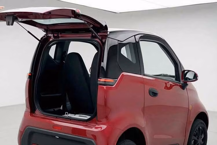Khoảng trống phía sau hai ghế của Nano S05 cũng được tận dụng làm nơi để hành lý. Dung tích không lớn nhưng đủ phục vụ các vật dụng thường ngày như túi cá nhân, ba lô hoặc tài liệu.