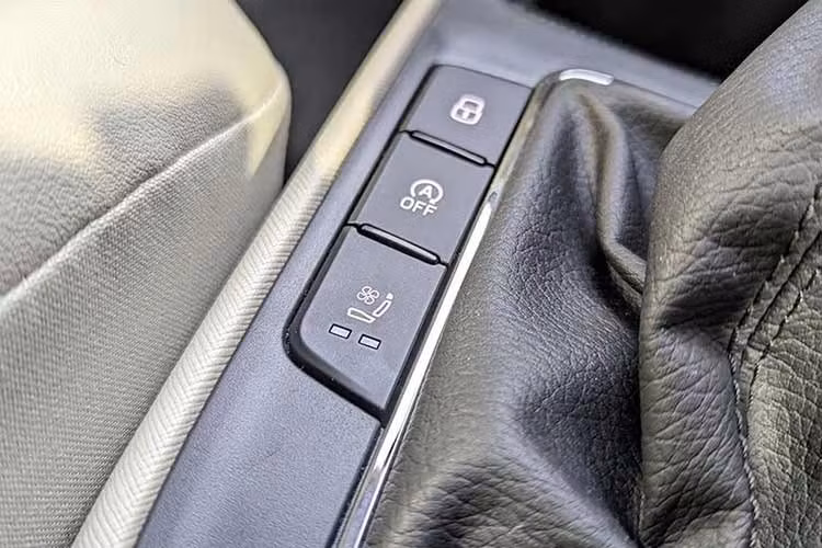 Ngoài ra, Slavia đã đạt được 5 sao trong xếp hạng an toàn Global NCAP. Skoda vẫn giữ nguyên cả hai động cơ xăng tăng áp cho phiên bản nâng cấp của Slavia 2026. Hầu hết các thay đổi trên mẫu xe sedan cỡ B này nằm ở các tùy chọn hộp số.