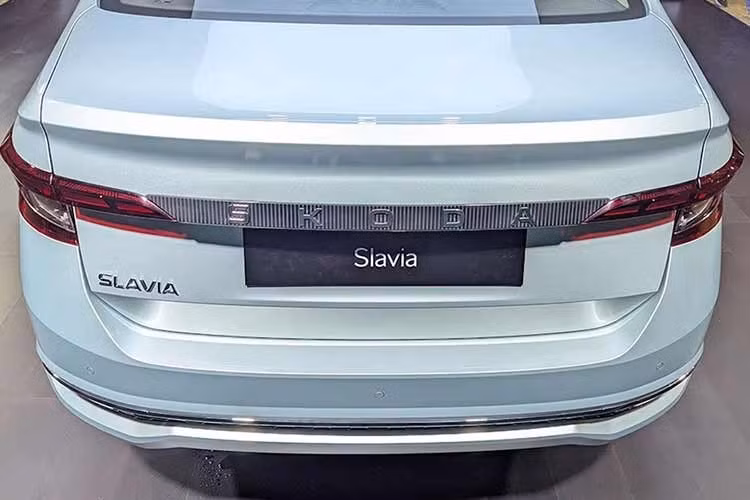 Slavia 2026 giờ đây được trang bị đèn sương mù LED, một nâng cấp so với hệ thống đèn halogen trên mẫu xe trước đó. Hình dáng tổng thể của Slavia gần như giống hệt với mẫu xe tiền nhiệm. Điểm khác biệt chính là thiết kế mới của bộ mâm hợp kim hai tông màu 16 inch. So với mẫu xe tiền nhiệm, bộ mâm 5 chấu này trông sang trọng hơn.