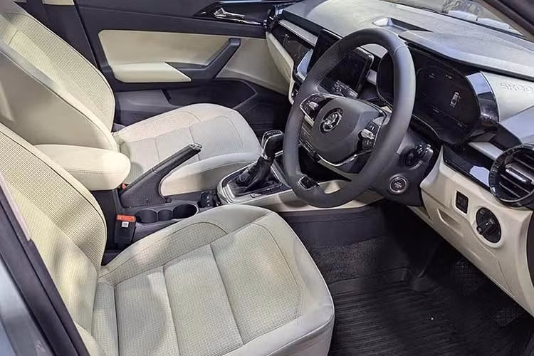 Các tính năng khác trên Skoda Slavia 2026 bao gồm công nghệ kết nối xe qua ứng dụng, điều hòa tự động, cửa sổ trời toàn cảnh và đèn pha tự động. Các tính năng an toàn mới bao gồm cảm biến đỗ xe phía trước và camera 360 độ mới.