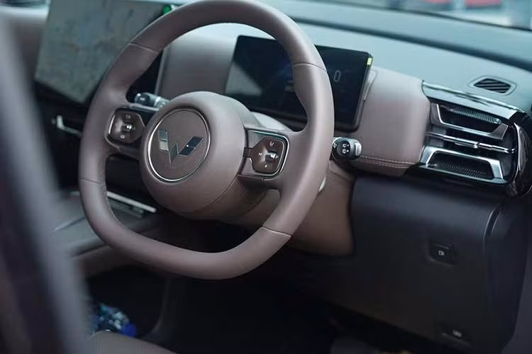Xe có cửa trượt với ray ẩn dưới đường viền cửa sổ giúp tăng tính thẩm mỹ. Thêm vào đó là mâm 17 inch, lốp có kích thước 215/55R17 và các cột sơn đen, tạo hiệu ứng nóc lơ lửng cho xe. Phía sau xe xuất hiện cụm đèn hậu có đồ họa tương đồng với đèn pha phía trước. Bên trong Wuling Darion là không gian nội thất 7 chỗ với cấu hình chỗ ngồi 2+2+3.