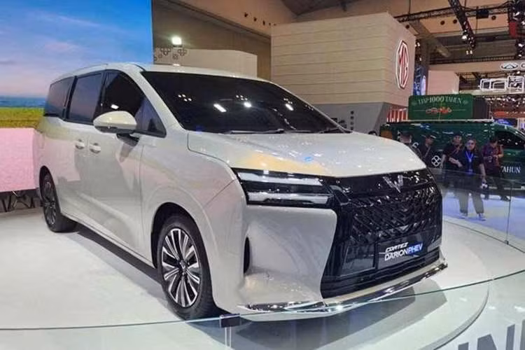 Vào hồi tháng 4 đầu năm nay, trên trang chủ của mình, Wuling Việt Nam đã đăng hình ảnh của một loạt sản phẩm mới sẽ ra mắt thị trường trong nước trong năm nay. Một trong số đó có Wuling Nexus. Tuy nhiên, đến gần thời điểm ra mắt Việt Nam, mẫu xe này đã có tên gọi chính thức mới là Wuling Darion, tương tự ở thị trường Indonesia.