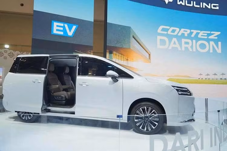 Wuling Darion sở hữu kích thước dài x rộng x cao lần lượt 4.910 x 1.850 x 1.770 mm và chiều dài cơ sở 2.910 mm. Xe lớn hơn đáng kể so với Wuling Grango vốn có kích thước 4.515 x 1.725 x 1.790 mm và chiều dài cơ sở 2.850 mm. Đồng thời, xe khá tương đồng với đối thủ Hyundai Custin và lớn hơn Toyota Innova Cross về mặt kích thước.