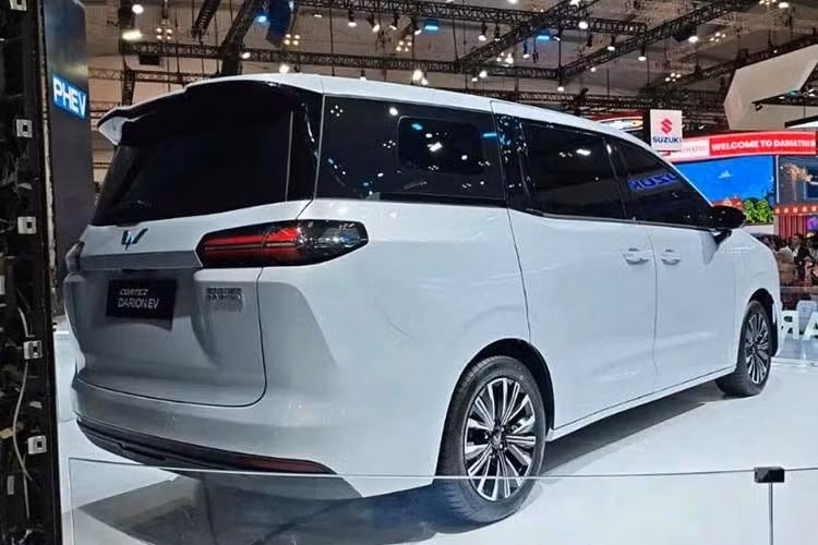 Đây chính là mẫu MPV cỡ trung có tên Xingguang 730 ở thị trường Trung Quốc. Darion sẽ trở thành mẫu MPV thứ hai của Wuling được bán ở thị trường Việt Nam, sau Grango. Wuling Darion 2026 sẽ được sản xuất, lắp ráp trong nước thay vì nhập khẩu nguyên chiếc. Hiện một số đại lý Wuling đã bắt đầu nhận tiền đặt cọc từ khách hàng quan tâm.