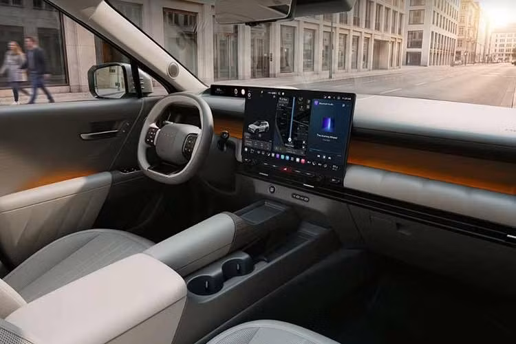 Không chỉ thay đổi về thiết kế, Hyundai Tucson thế hệ thứ 5 còn được mở rộng kích thước. Xe dài 4.700 mm, rộng 1.905 mm và cao 1.685 mm. Chiều dài cơ sở đạt 2.785 mm, tăng 30 mm so với thế hệ trước. Chiều dài tăng thêm 60 mm và chiều rộng tăng 40 mm giúp Tucson có thêm không gian cho hàng ghế sau.