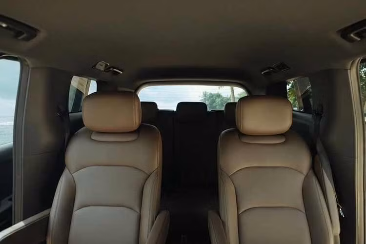 Khi ra mắt Việt Nam, Wuling Darion sẽ có 2 tùy chọn động cơ. Đầu tiên là hệ truyền động hybrid sạc điện Lingxi Power 3.0 sẽ kết hợp động cơ xăng 4 xi-lanh, dung tích 1.5L với mô-tơ điện tích hợp 10-trong-1 thế hệ thứ tư. Xe đạt phạm vi chạy thuần điện 125 km theo tiêu chuẩn CLTC và mức tiêu thụ nhiên liệu 5,3 lít/100 km khi cạn pin. Khi đổ đầy xăng và sạc đầy pin, xe có thể chạy hết quãng đường 1.100 km.