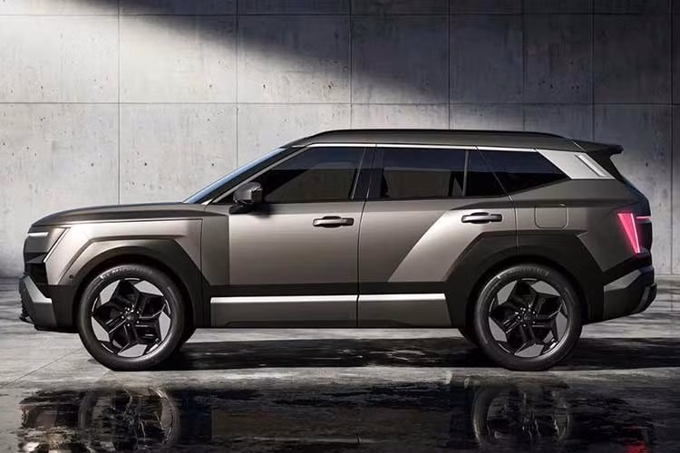 Ngôn ngữ “Art of Steel” được Hyundai mô tả là lấy cảm hứng từ đặc tính về độ cứng và sức căng của thép. Trên Tucson, triết lý này thể hiện qua vòm bánh xe nổi khối, đường gân ngang kéo dài thân xe và phần đuôi dựng cao hơn. Phần đầu xe nổi bật với dải đèn trung tâm nằm ngang kết hợp cụm đèn ban ngày H-Edge đặt dọc hai bên.
