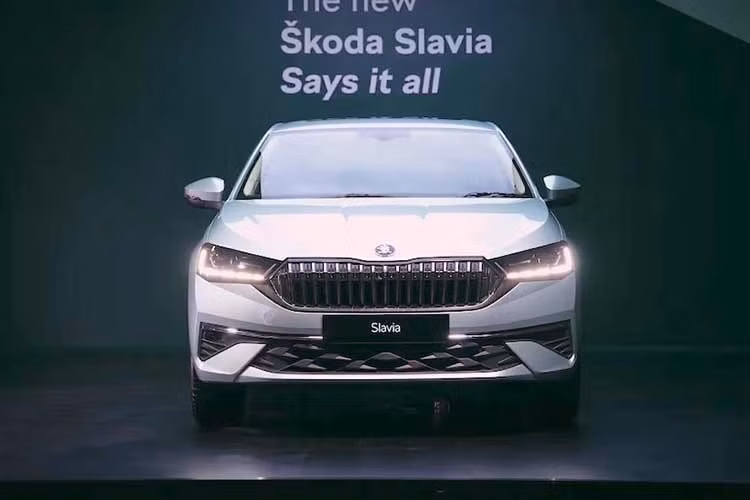 Logo 'Skoda' trên chắn bùn trước vẫn giữ nguyên. Trong khi đó, phiên bản Monte Carlo có thêm dòng chữ 'Monte Carlo', gợi nhớ đến di sản đua xe rally của Skoda. Kiểu dáng sedan đặc trưng của Slavia vẫn được giữ nguyên. Những nét đặc trưng như các đường gân sắc sảo chạy dọc thân xe và phần đuôi xe vuốt cong tạo nên vẻ ngoài thể thao.