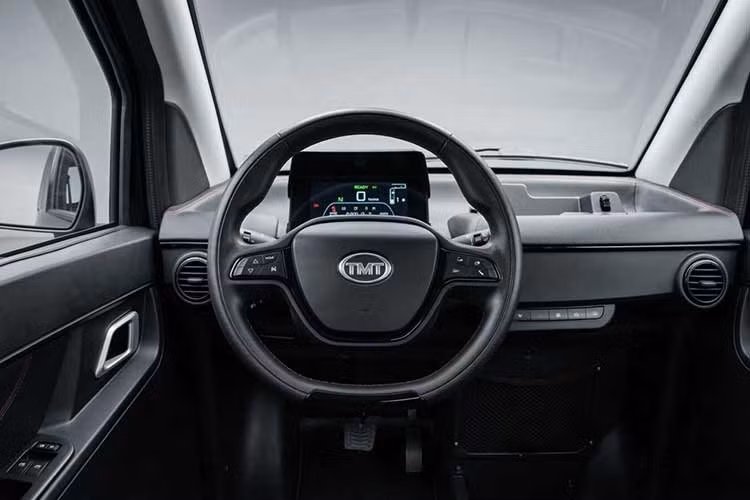 Mẫu xe mini điện Nano S05 cũng không được trang bị màn hình thông tin giải trí riêng. Thay vào đó, người dùng có thể sử dụng điện thoại thông qua giá đỡ tích hợp và cổng USB. Một số tiện nghi cơ bản khác gồm kính cửa sổ điều chỉnh điện và hệ thống điều hòa.