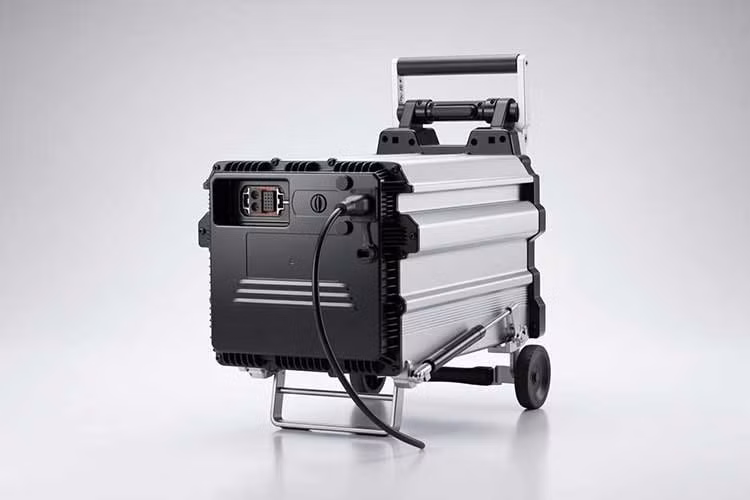 Bộ pin có thể được tháo khỏi xe để nạp điện ở một vị trí khác. Nhà sản xuất cho biết quá trình lấy pin ra chỉ mất khoảng 15 giây. Sau đó, người dùng có thể mang bộ pin lên căn hộ, văn phòng hoặc nơi có ổ cắm điện phù hợp để sạc. Giải pháp này hướng tới những khách hàng không có chỗ đỗ xe kèm điểm sạc riêng.