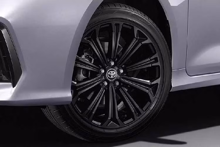 Xe được trang bị một bộ mâm xe hợp kim màu đen 17 inch mới làm tăng thêm tính thẩm mỹ, kết hợp với các điểm nhấn màu đen bóng xung quanh thân xe. Xe cũng được trang bị bộ đèn hậu LED màu khói, cánh gió sau mới hoàn thiện bản nâng cấp. Tuy nhiên, phần líp hông xe và bộ khuếch tán phía sau vẫn được giữ nguyên so với phiên bản thông thường.