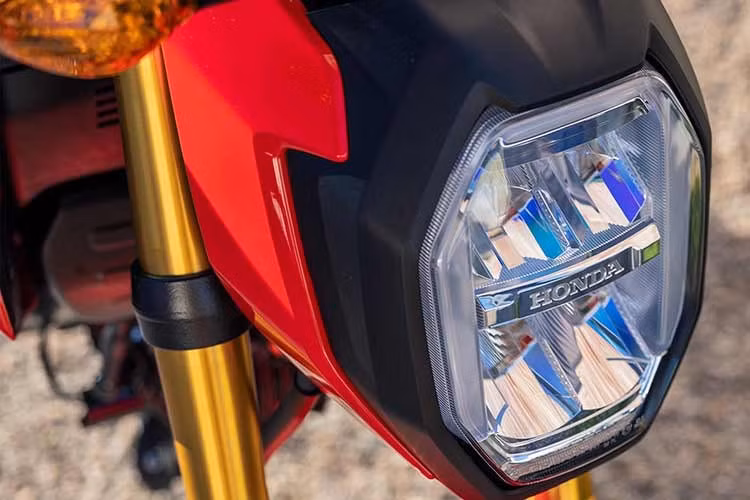 Trong khi cụm đèn hậu LED của Grom 2026 được thiết kế liền mạch với phần đuôi, giúp tăng tính thẩm mỹ và độ nhận diện khi vận hành ban đêm. Cụm xi-nhan vẫn sử dụng bóng halogen truyền thống, giữ sự đơn giản trong cấu hình trang bị.