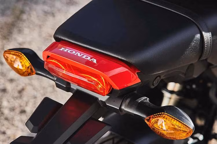 Về kích thước, Honda Grom 2026 có chiều dài 1.760 mm, rộng 720 mm và cao 1.015 mm, với trục cơ sở 1.200 mm, chiều cao yên 761 mm và khoảng sáng gầm 180 mm. Trọng lượng xe ở mức 103 kg, tạo điều kiện thuận lợi cho việc điều khiển, đặc biệt với người mới hoặc người cần một mẫu xe nhỏ gọn để di chuyển linh hoạt trong đô thị đông đúc.