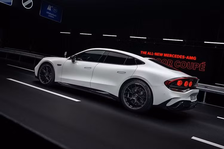 Khả năng tăng tốc của Mercedes-AMG GT 4-Door Coupe từ 0-100 km/h của xe chỉ mất 2,1 giây hoặc 2,4 giây, tùy theo phương pháp tính toán. Xe đạt vận tốc 200 km/h từ vị trí đứng yên sau 6,8 giây và có thể đạt tốc độ tối đa 300 km/h khi được trang bị gói Driver’s Package. Cả GT 63 và GT 55 đều nặng tới 2.460 kg.