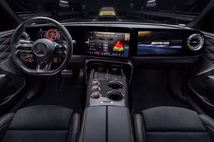 Mercedes-AMG cũng tích hợp hàng loạt công nghệ nhằm tăng cảm giác thú vị khi cầm lái. Trên bảng điều khiển trung tâm có núm Response Control để tinh chỉnh phản hồi hệ truyền động. Bên cạnh đó là núm Agility Control giúp điều chỉnh cách xe vận hành khi vào cua thông qua hệ thống phân bổ mô-men xoắn biến thiên.