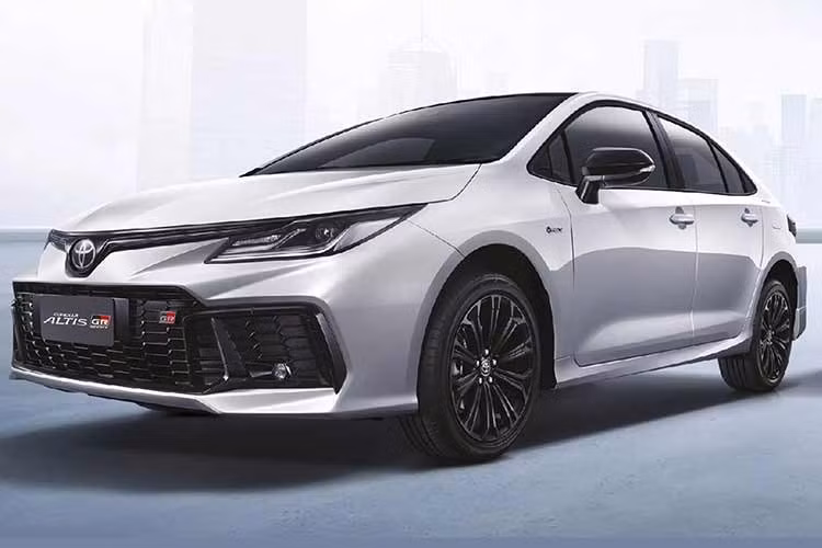 Dòng sản phẩm Corolla Altis 2026 mới được giới thiệu sau thành công của các mẫu xe điện và hybrid khác của Toyota như bZ4X, Urban Cruiser và RAV4. Theo các nguồn tin, triển lãm ô tô quốc tế Philippines sắp tới có thể sẽ chứng kiến nhiều mẫu xe điện mới từ Toyota, tiếp tục khẳng định tham vọng điện hóa của thương hiệu Nhật Bản.