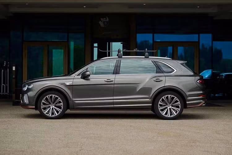 Lý do chính khiến Bentley bắt tay Gstaad Guy tạo ra Bentayga EWB Chalet có lẽ do KOL này được cho là có “tỷ lệ người siêu giàu (Ultra-High Net Worth - UHNW) cao nhất trong nhóm khán giả”.