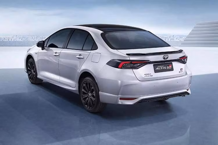 Mức giá xe Toyota Corolla Altis 2026 tại thị trường Philippines dao động từ 1.213.000 PHP (tương đương 520 triệu đồng) cho bản 1.8 CTV, 1.504.000 PHP (tương đương 640 triệu đồng) cho bản 1.8 E HEV CVT, 1.617.000 PHP (tương đương 690 triệu đồng) cho bản 1.8 G HEV CVT và cuối cùng là Corolla Altis 1.8 GR-S HEV CVT với giá 1.771.000 PHP (tương đương 750 triệu đồng).