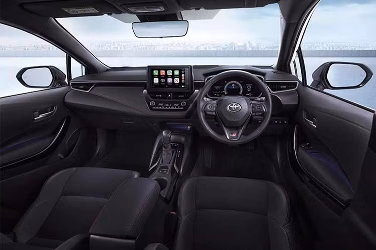 Bên trong nội thất, Corolla Altis GR Sport khác biệt biệt với những phiên bản còn lại nhờ lớp bọc da lộn đục lỗ trên ghế, đường khâu tương phản màu đỏ với dây an toàn phù hợp, các chi tiết chèn màu Smoked Silver và biểu tượng GR trên vô lăng và nút Start/Stop.