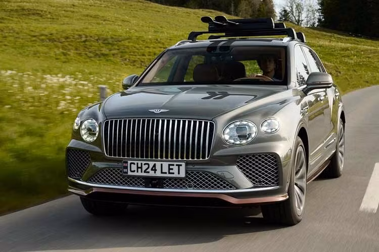 Có tổng cộng 25 chiếc Bentayga EWB Chalet Edition siêu sang được Bentley bán ra trên toàn thế giới, mức giá phiên bản này là 330.000 Bảng (tương đương 446.428 USD và quy đổi khoảng 11,7 tỷ đồng).