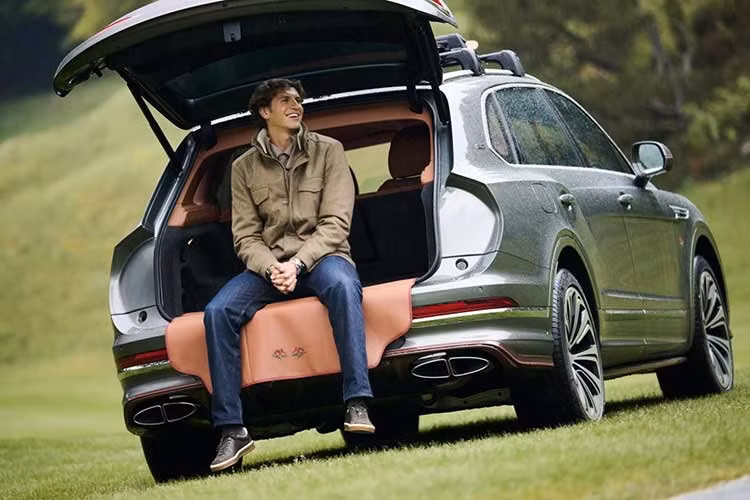 Bentley không đề cập chi tiết về thông số vận hành, nhưng mẫu Bentayga EWB tiêu chuẩn sở hữu động cơ V8 4.0L tăng áp kép, sản sinh công suất 542 mã lực và mô-men xoắn 770 Nm.