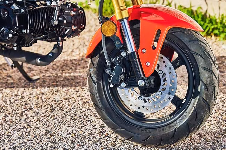 Honda Grom tiếp tục sử dụng bộ vành nhôm đúc 5 chấu kích thước 12 inch, đi kèm lốp trước 120 mm và lốp sau 130 mm, mang lại sự cân bằng giữa độ ổn định và sự linh hoạt trong vận hành đô thị. Hệ thống phanh trên xe bao gồm phanh đĩa trước và sau, đi kèm ABS 1 kênh kết hợp IMU.