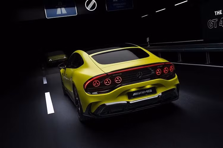 Thêm vào đó là hệ thống đánh lái bánh sau, cho phép xe đánh lái bánh sau ngược hướng bánh trước ở tốc độ dưới 80 km/h và đánh lái cùng hướng ở vận tốc trên 80 km/h để tăng độ ổn định. Hệ thống phanh tiêu chuẩn gồm đĩa carbon-gốm phía trước và phanh thép phía sau.