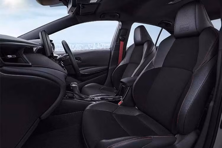 Giống như người tiền nhiệm, Corolla Altis GR Sport được trang bị một số chi tiết nhằm củng cố về vận hành như hệ thống lái trợ lực điện, bộ giảm xóc và lò xo cuộn cùng với thanh ổn định phía sau giúp cho mẫu xe sedan quốc dân này ổn định hơn. Tuy nhiên, hệ thống truyền động hybrid tự sạc với động cơ 1.8 lít không được nâng cấp hiệu suất, chỉ tạo ra công suất 121 mã lực.