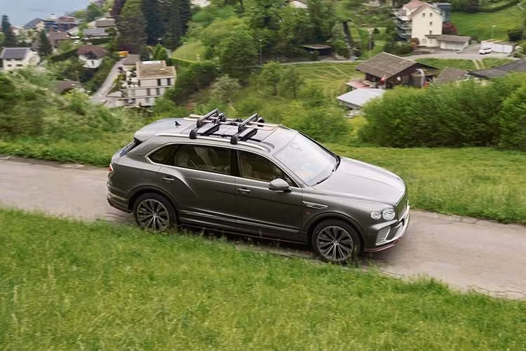 Kết hợp với hộp số tự động 8 cấp và hệ dẫn động 4 bánh, mẫu xe SUV siêu sang nhà Bentley có khả năng tăng tốc từ 0-96 km/h trong 4,5 giây trước khi đạt tốc độ tối đa 290 km/h.