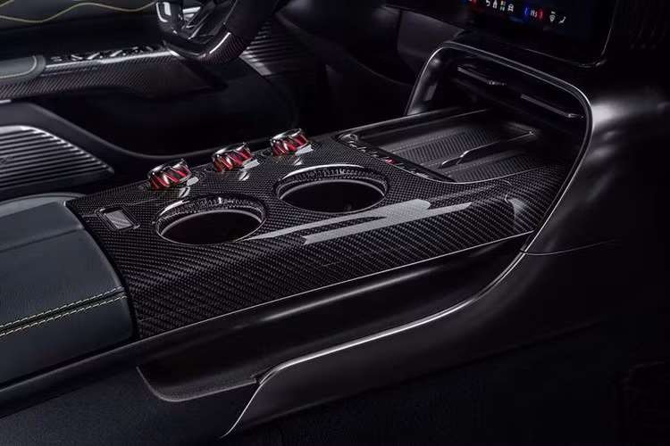 Bên cạnh đó, Mercedes-AMG GT 4-Door Coupe còn có tới 9 cấp độ kiểm soát lực kéo khác nhau. Đáng chú ý hơn cả là hệ thống AMGFORCE S+, mô phỏng âm thanh của mẫu AMG GT R dùng động cơ V8, đồng thời kết hợp hệ thống giả lập chuyển số tương tự Hyundai Ioniq 5 N.