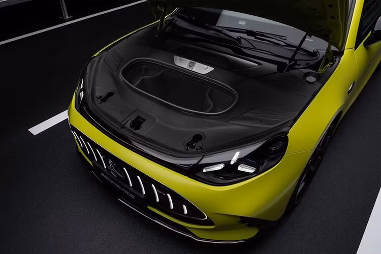 Được định vị cạnh tranh với Porsche Taycan và Audi e-tron GT, Mercedes-Benz khó có thể vượt qua hai đối thủ này về thiết kế. Trên thực tế, mẫu sedan điện mới của AMG bị đánh giá là có ngoại hình kém thanh thoát hơn đáng kể so với đối thủ Audi. Bù lại, Mercedes-AMG GT 4-Door Coupe sở hữu hiệu năng vượt trội cùng hàng loạt công nghệ nhằm mang lại cảm giác lái đúng chất AMG.