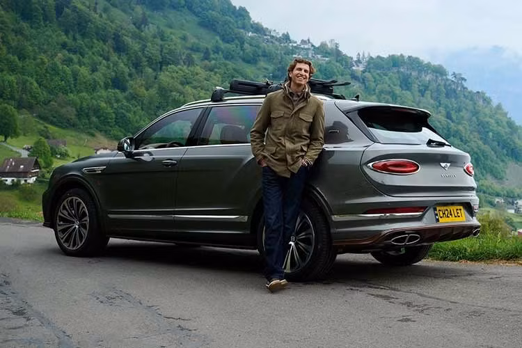 Được quảng cáo là “người bạn đồng hành hoàn hảo ở vùng núi Alps”, Bently Bentayga EWB Chalet phiên bản đặc biệt này được tạo ra cùng với Gstaad Guy, người mà Bentley gọi là “nhân vật nổi tiếng trên mạng xã hội” với 1,7 triệu người theo dõi trên Instagram và 1,3 triệu người khác trên TikTok.