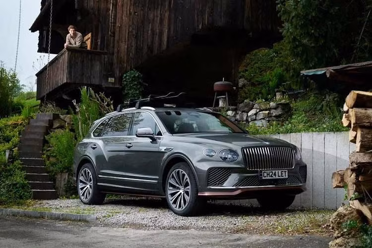 Bentley vừa hợp tác với một người có tầm ảnh hưởng để giới thiệu phiên bản đặc biệt mới. Được chế tạo bởi Mulliner, mẫu xe này dựa trên mẫu xe SUV siêu sang Bentayga EWB cá nhân hoá và được gọi là Chalet Edition.