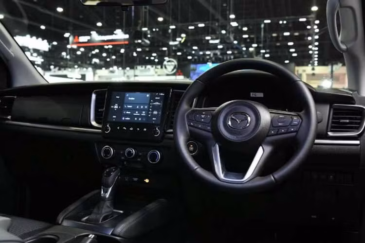 Khác với những mẫu bán tải hiệu năng cao như Ford Ranger Raptor, Nissan Navara Pro-4X Warrior hay Isuzu D-Max Blade vốn có hệ thống treo được nâng cấp riêng, BT-50 Thunder vẫn sử dụng hệ thống treo tiêu chuẩn.