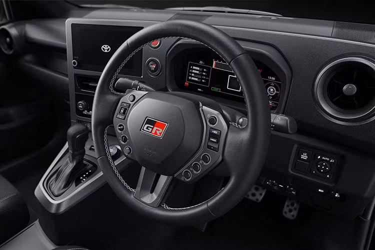 Tại thị trường Nhật Bản, Toyota GR Yaris 2026 có các phiên bản là RC và RZ High Performance trang bị kèm gói khí động lực học Aero Performance Package. Trong đó, phiên bản cao cấp GR Yaris RZ High Performance nay được trang bị lốp Bridgestone Potenza Race đi kèm bộ mâm nhôm rèn 18 inch của BBS. Loại lốp này được phát triển thông qua các thử nghiệm thực tế chuyên sâu với mục tiêu duy trì độ bám đường tốt ngay cả khi lái xe trong thời gian dài ở cường độ cao.