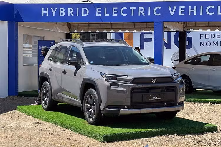 Với chiến lược định giá hợp lý và tập trung mạnh vào công nghệ xanh, Toyota RAV4 Hybrid 2026 thế hệ mới được kỳ vọng sẽ trở thành mẫu xe dẫn dắt doanh số trong phân khúc crossover điện hóa tại khu vực Đông Nam Á trong thời gian tới.