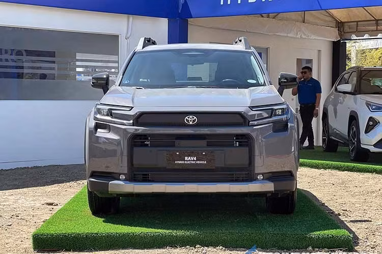 Nhìn từ bên hông, xe sử dụng bộ mâm hợp kim hai tông màu và các chi tiết ốp nhựa đen quanh hốc bánh nhằm tăng cảm giác khỏe khoắn. Phía sau nổi bật với cụm đèn hậu thiết kế nhiều chi tiết nhỏ cùng các mảng ốp màu đen bóng ở cửa cốp và cánh gió.